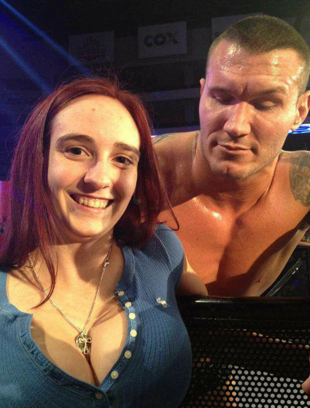 Il mai tii minte pe Randy Orton? A fost surprins intr-un moment jenant langa aceasta femeie! Ce facea