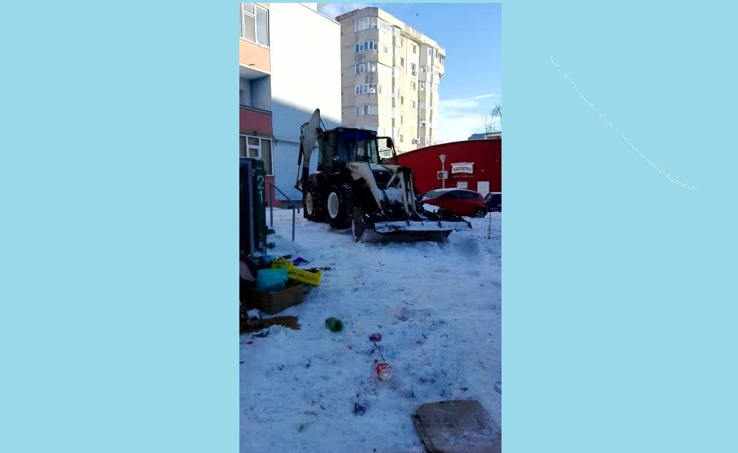 VIDEO primit pe WhatsApp de Stirile Pro TV: "Uite asa se fac kilometri de deszapezire". De ce merge cu rotile in gol?