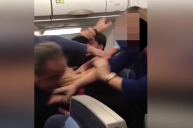 Aterizare de urgenta din cauza unei batai iscate la bord. Ce a patit o stewardesa inainte de incident. VIDEO