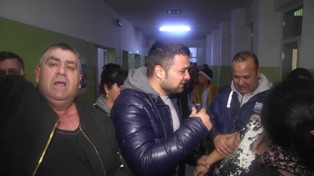 O dubla ancheta s-a deschis dupa moartea baiatului de 13 ani, operat de apendicita. "Mi-au omorat copilul, le-am dat si bani"