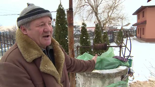 10 tone de apa, duse de pompieri in satele in care conductele au inghetat. Cei care au animale sunt disperati