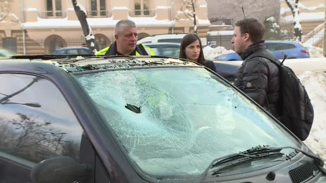 "Eram in trafic si am auzit o bubuitura". Cazul romanului care s-a trezit cu masina strapunsa de trei turturi