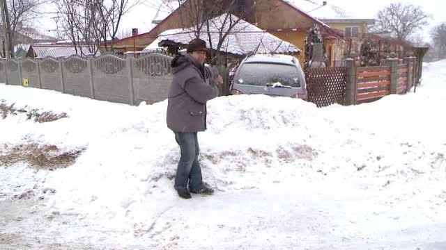 Un sofer se lupta din vara sa isi recupereze masina din gardul unei gospodarii. Proprietarul casei nu lasa pe nimeni in curte