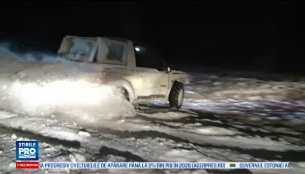 Distractie pe zapada, la marginea Iasiului. Mai multi tineri au facut drifturi si s-au dat cu placa de snowboard