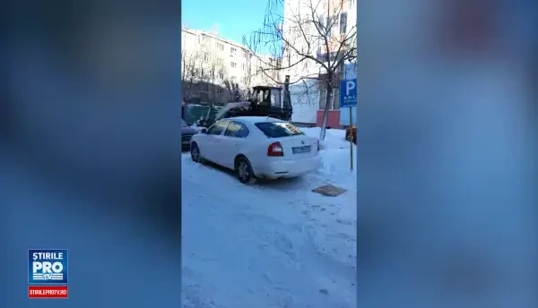 VIDEO primit pe WhatsApp de Stirile Pro TV: Uite asa se fac kilometrii de deszapezire. De ce merge cu rotile in gol?