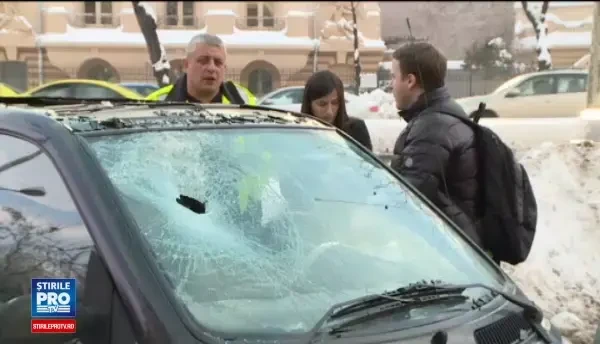 Eram in trafic si am auzit o bubuitura. Cazul romanului care s-a trezit cu masina strapunsa de trei turturi
