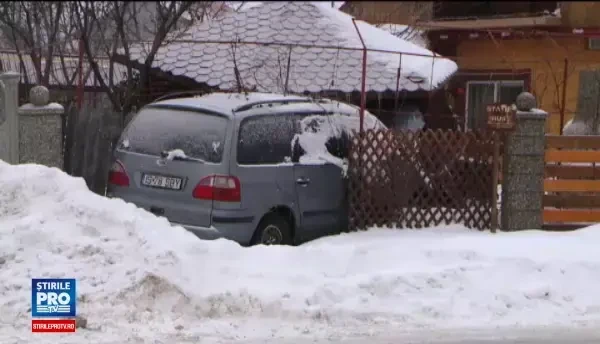 Un sofer se lupta din vara sa isi recupereze masina din gardul unei gospodarii. Proprietarul casei nu lasa pe nimeni in curte