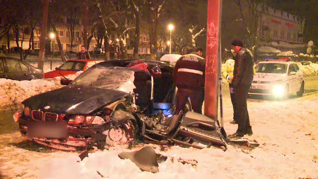 Trei tineri au ajuns la spital, dupa ce masina in care se aflau a intrat intr-un stalp. Ce ar fi provocat accidentul
