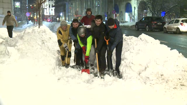 Satui de zapada de pe piste, mai multi biciclisti au curatat o portiune de pe Calea Victoriei. "Ma simt ca intr-o peripetie"