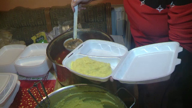 Zeci de batrani din Timis primesc o masa calda din partea unor familii din sat. "In primul rand nu banii fac totul"