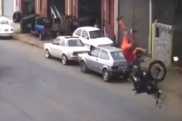 Motociclist filmat in timp ce zbura prin aer, dupa ce s-a izbit violent de un autoturism. Ce a patit barbatul. VIDEO