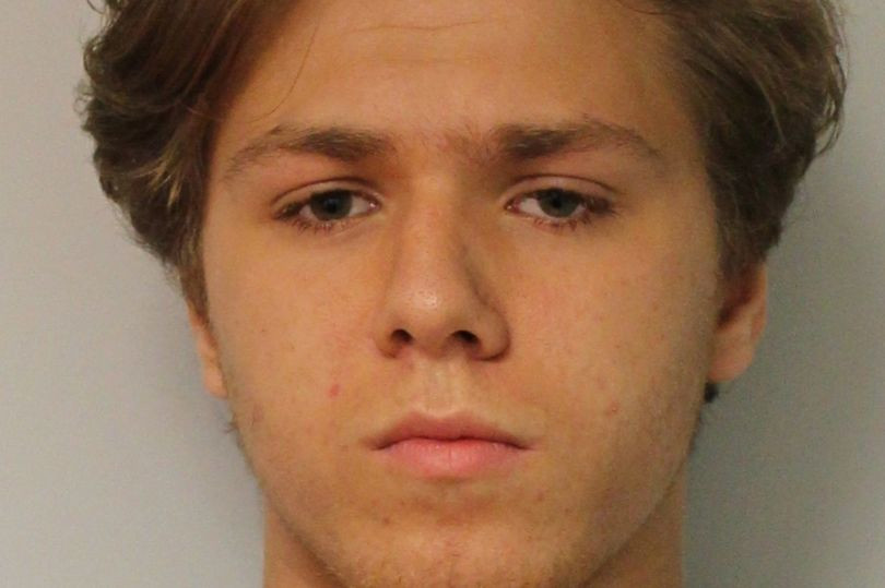 Un englez de 17 ani a injunghiat si violat o fata de 15 ani intr-un cimitir. Ce motiv a invocat in fata instantei