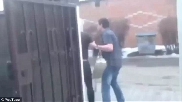 A tratat-o ca pe un gunoi, la propriu. Gestul oribil facut de un rus atunci cand a aflat ca partenera lui il insala. VIDEO