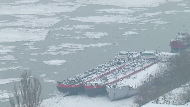 Sloiurile au blocat aproape complet circulatia pe Dunare. Bolnavii din Delta primesc ajutor doar pe cale aeriana