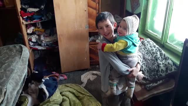 In plin ger, doua familii din Iasi n-au nici macar cu ce se incalta. Din cauza frigului, fetita de 10 luni a facut pneumonie