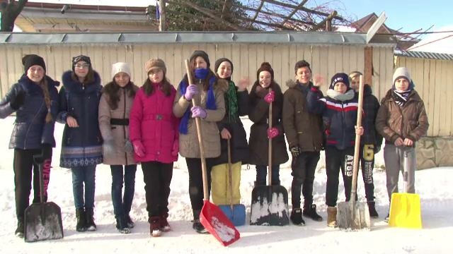 Gest impresionant facut de elevii unei scoli din Bacau. Au renuntat la o zi de vacanta si au deszapezit curtile batranilor
