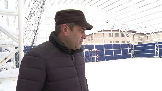 Sala de sport de 110.000 de euro din Olt, distrusa de prima ninsoare. Constructorul se mira si el cum de s-a intamplat