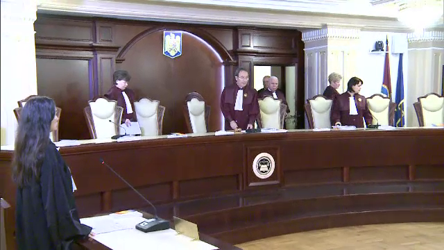 CCR: Funcţionarii publici cercetați disciplinar nu pot fi suspendaţi