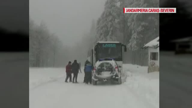 Drumul dintre pasul Prislop si Semenic, inchis din cauza zapezii. Un autocar in care se aflau 42 de copii a ramas blocat