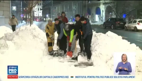 Satui de zapada de pe piste, mai multi biciclisti au curatat o portiune de pe Calea Victoriei. Ma simt ca intr-o peripetie