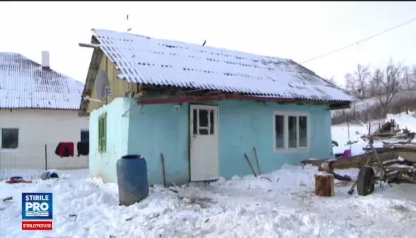 In plin ger, doua familii din Iasi n-au nici macar cu ce se incalta. Din cauza frigului, fetita de 10 luni a facut pneumonie