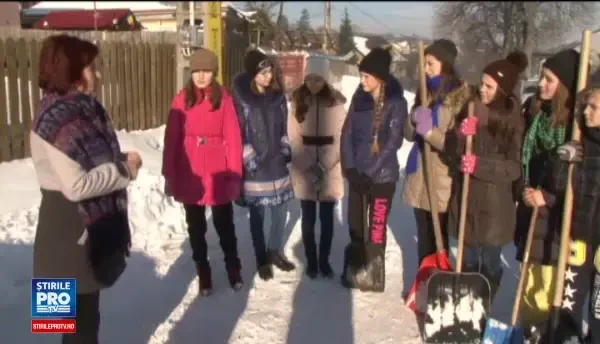 Gest impresionant facut de elevii unei scoli din Bacau. Au renuntat la o zi de vacanta si au deszapezit curtile batranilor