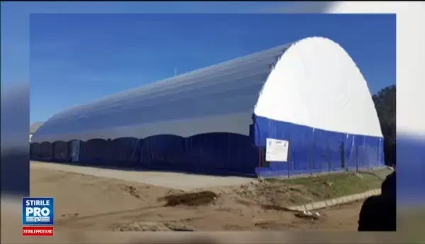 Sala de sport de 110.000 de euro din Olt, distrusa de prima ninsoare. Constructorul se mira si el cum de s-a intamplat