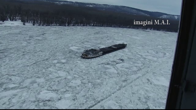 Echipajul unei nave blocata pe Dunare, ajutat din elicopter. Oamenii au ramas fara apa si mancare