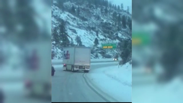 Accidente spectaculoase din cauza ghetii, in SUA. Un plug urias de zapada a derapat si a cazut intr-o prapastie