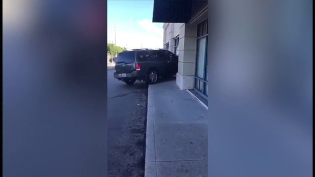 O femeie a intrat intentionat cu masina in vitrina cu telefoane a unui magazin. Ce a impins-o la acest gest