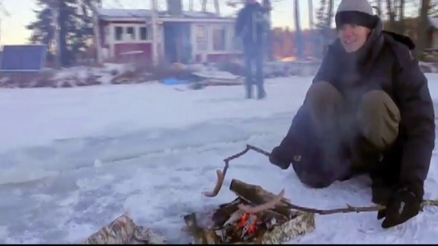 Un finlandez si-a construit un carusel perfect functional din gheata