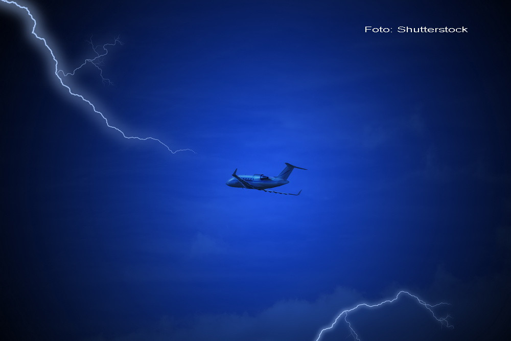 Momentul in care un avion cu pasageri este lovit de fulger, la scurt timp dupa decolare. Descoperirea facuta la aterizare