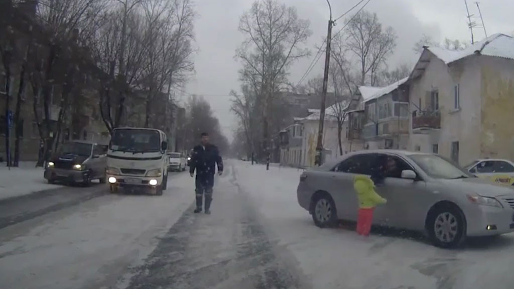 Operatiune bizara de salvare a unui copil ratacit intr-o intersectie, in Rusia. VIDEO