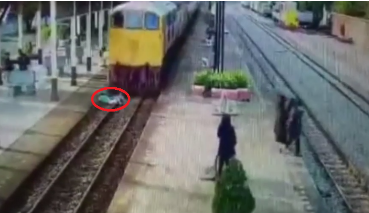 Un barbat s-a aruncat in fata trenului, pentru a se sinucide. Ce s-a intamplat dupa ce s-a oprit locomotiva. VIDEO