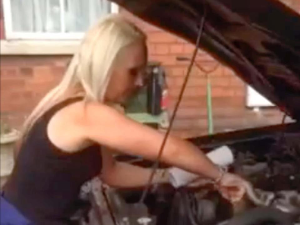 Cum arata tanara care sustine ca nu se poate angaja din cauza ca este prea frumoasa. "Barbatii au alte intentii"