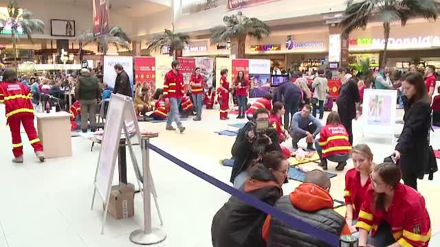 70.000 de romani mor anual pentru ca nu primesc la timp primul ajutor. SMURD a organizat cursuri intr-un mall din Cluj
