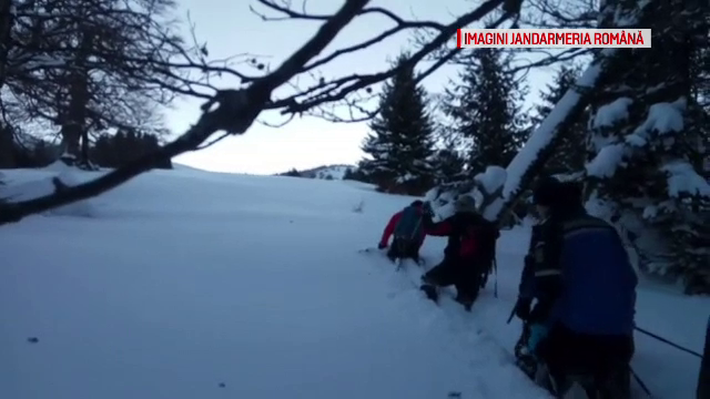 Sapte turisti din Bucuresti s-au ratacit pe munte si au stat 13 ore in ger. Cum au supravietuit pana au sosit salvamontistii