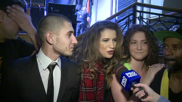 Revelionul artistilor. Trupele responsabile cu distractia de Anul Nou au sarbatorit cu "mica" intarziere trecerea dintre ani