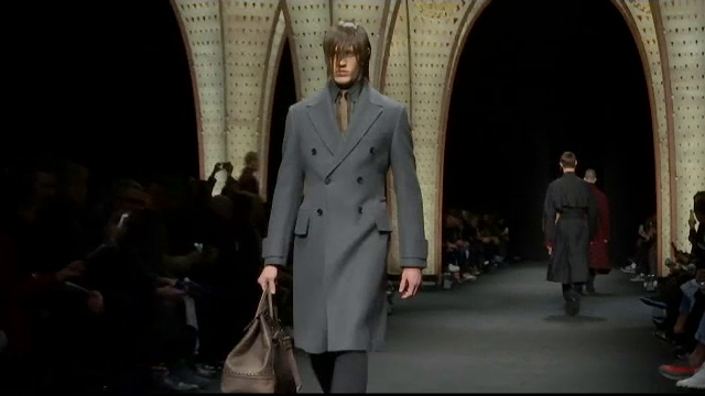 Saptamana modei masculine la Milano. Paltoane elegante si glugi sub forma de animale in colectiile Versace si Dolce Gabbana
