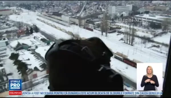 Echipajul unei nave blocata pe Dunare, ajutat din elicopter. Oamenii au ramas fara apa si mancare