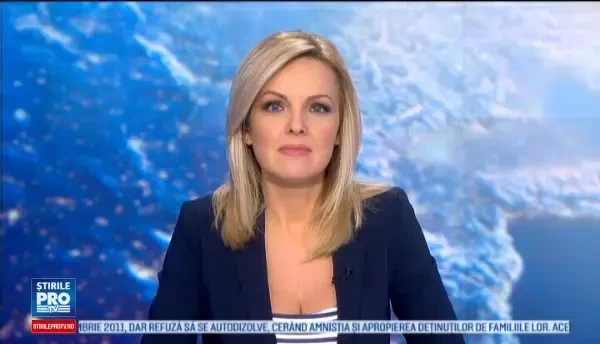 Roiul filmat pe Lacul Balaton din Ungaria. Ce sunt de fapt creaturile care s-au adunat pe un ochi de apa