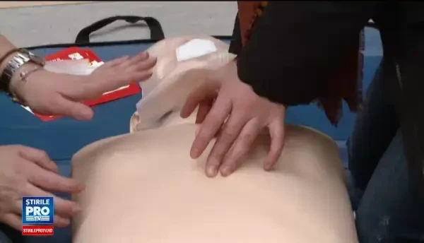 70.000 de romani mor anual pentru ca nu primesc la timp primul ajutor. SMURD a organizat cursuri intr-un mall din Cluj