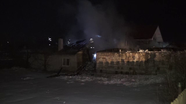 Un atelier auto in care se aflau 24 de butelii cu gaz s-a facut scrum, dupa ce a luat foc. De la ce ar fi pornit incendiul