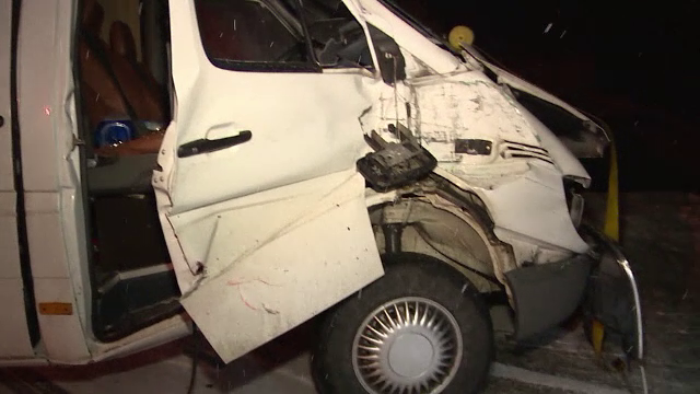 Sapte persoane, la un pas de moarte dupa ce microbuzul in care se aflau a fost lovit de tren. Sofer: "Am oprit prea tarziu"