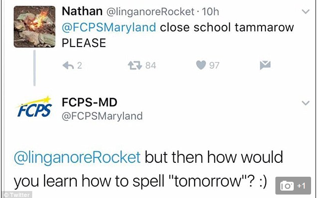 O angajata a unei scoli a fost concediata dupa un schimb de replici cu un elev. Ce i-a adus demiterea femeii. FOTO