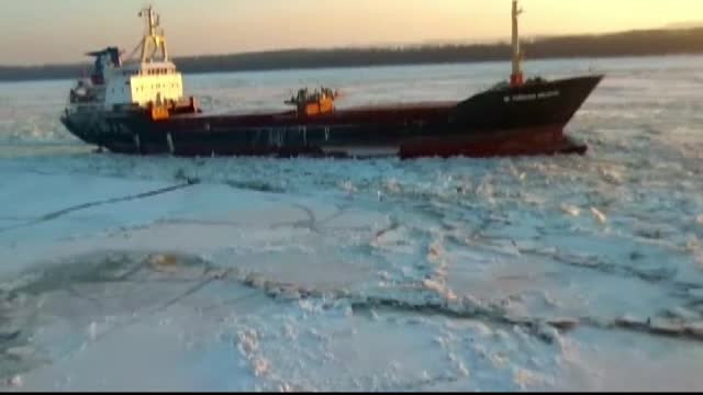 Traficul pe Dunare este blocat de sloiuri. Doar un impingator mai traverseza fluviul, in cazuri de urgenta