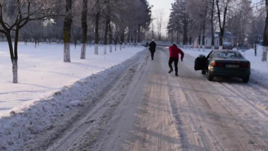 O trecatoare s-a trezit atacata cu sprayul lacrimogen ca sa i se fure geanta. Cine a oprit-o pe hoata in urmatoarele minute
