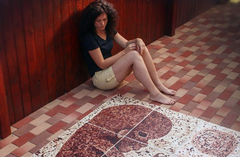 Tabloul uluitor cu care o artista din Oradea a ajuns in presa straina. Cu ce a pictat imaginea unui copil nenascut. FOTO