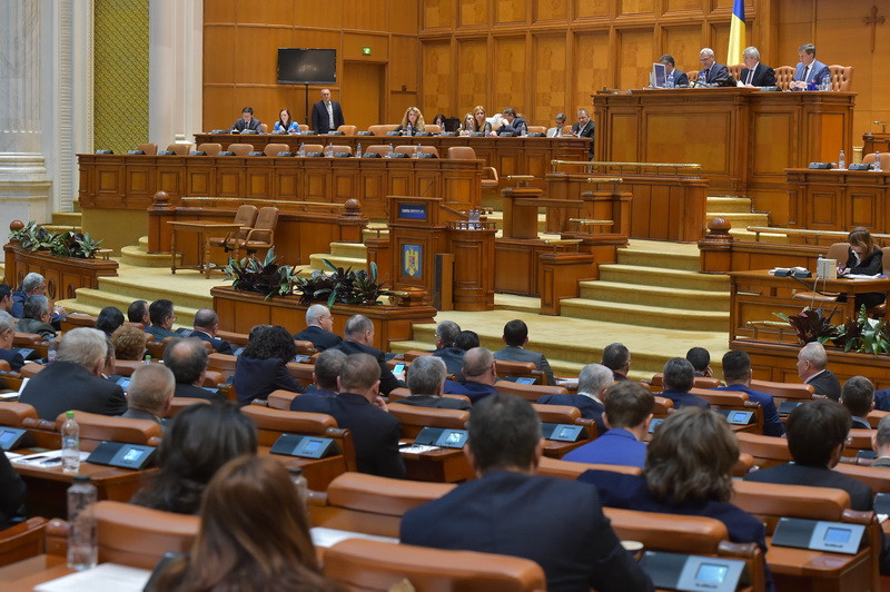 Parlamentarii au votat anchetarea guvernului Ciolos cu privire la rectificarile bugetare din 2016. Cand va fi depus raportul