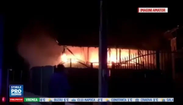 O familie din Targu Jiu a ramas fara casa nou construita. Misiunea pompierilor, extrem de dificila